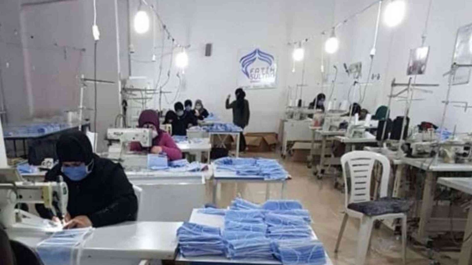 فيروس كورونا: نساء سوريات في مصنع لإنتاج الكمامات